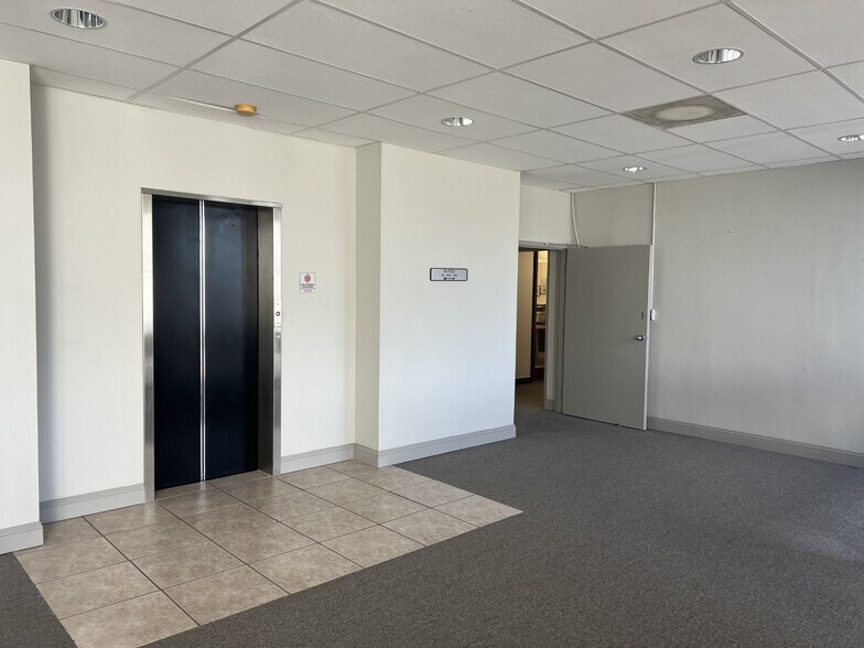 More Photos Of 6501 Arlington Expy, Jacksonville Office For Lease