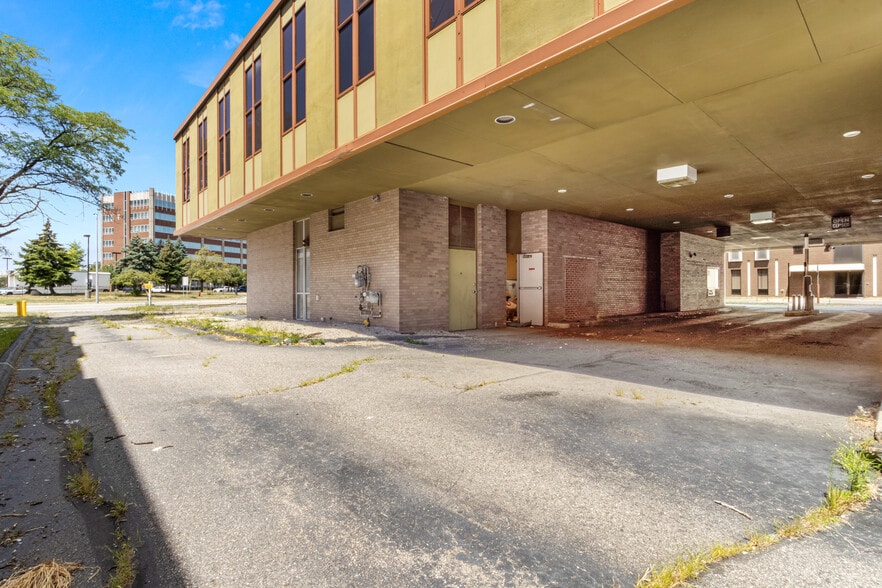 More Photos Of 20800 Greenfield Rd, Oak Park Medical For Sale