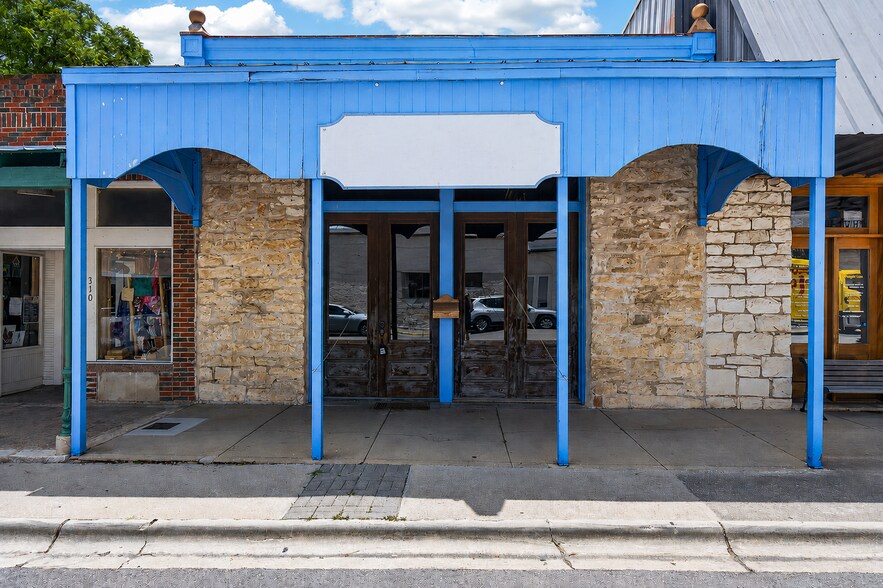 More Photos Of 308 S Main St, Burnet General Retail For Sale