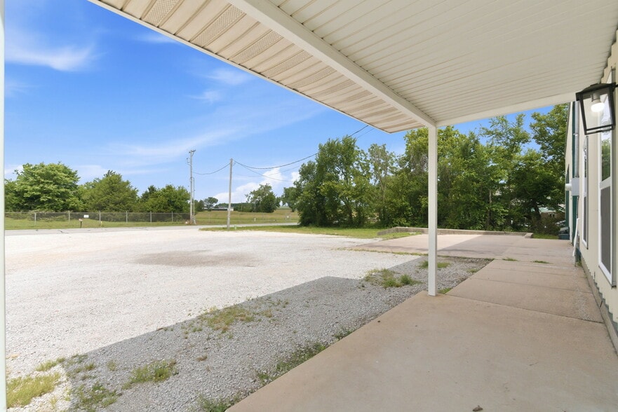 More Photos Of 136 N Prigmor Ave, Joplin Industrial For Sale