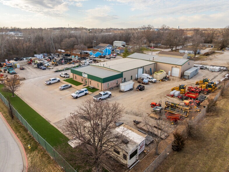 More Photos Of 1621 Se Summit St, Lee's Summit Light Distribution For Lease