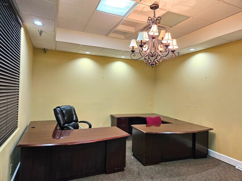 More Photos Of 113 W Public Sq, Glasgow Office For Sale