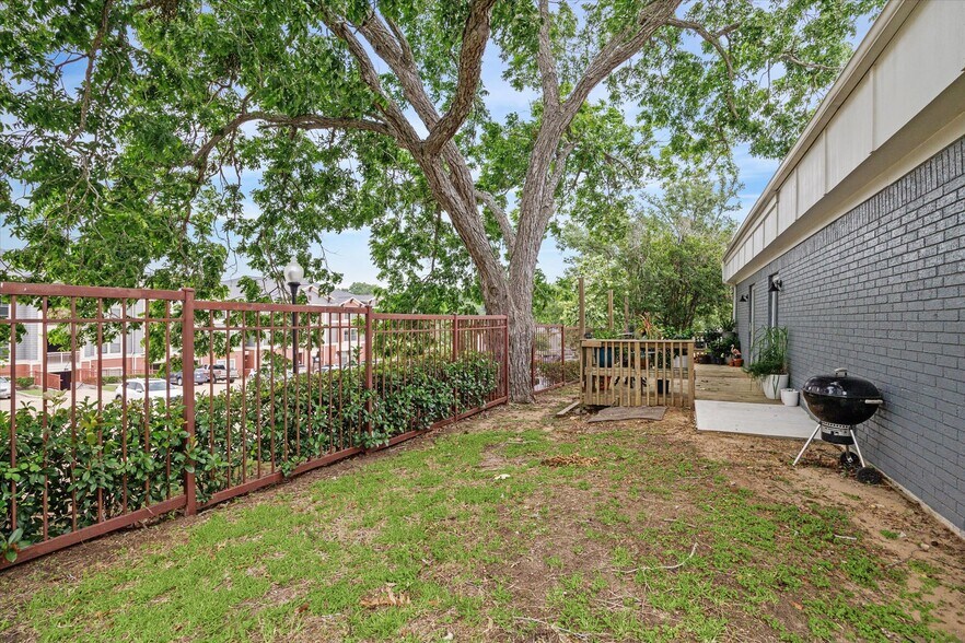 More Photos Of 303 E Academy St, Brenham Flex For Lease