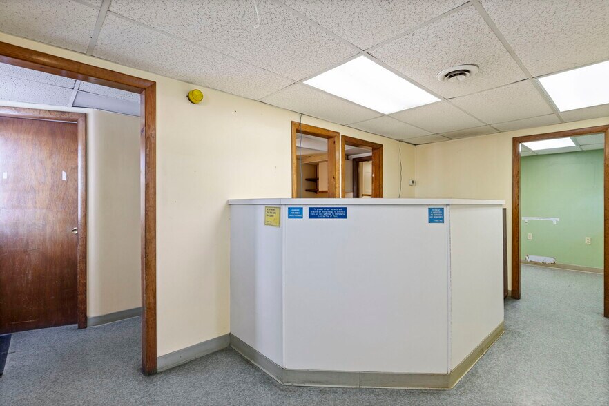 More Photos Of 428 NH-108, Somersworth Veterinarian Kennel For Sale