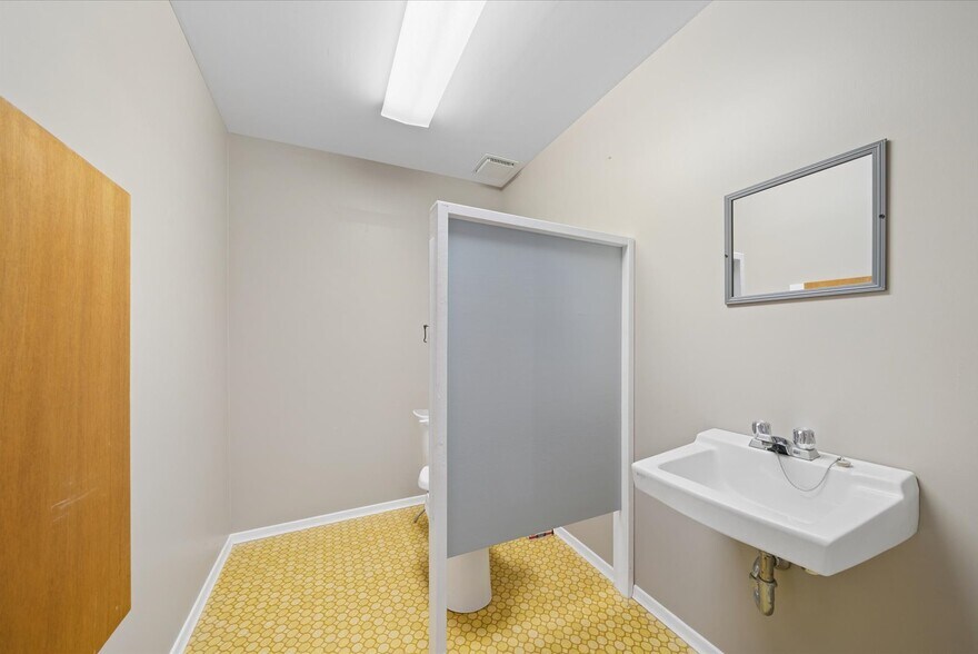 More Photos Of 21 Ann St, Brock Office For Sale