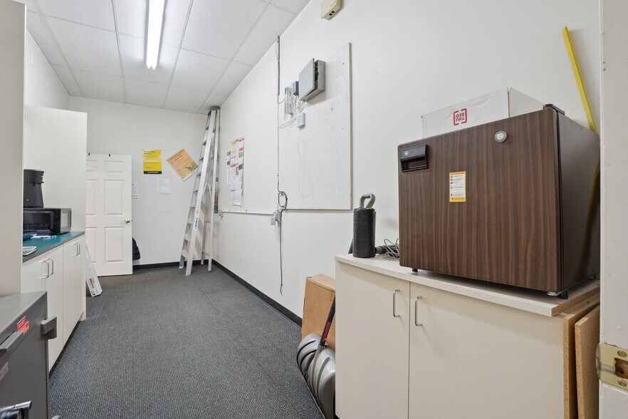 More Photos Of 1505-1527 E San Marnan Dr, Waterloo Unknown For Lease