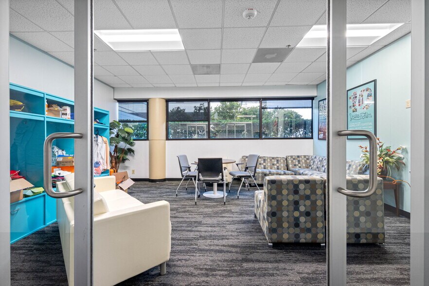 More Photos Of 6801 E Hillsborough Ave, Tampa Office Residential For Lease