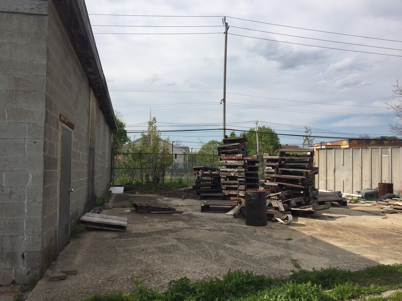 More Photos Of 2 Rossmore Ave, Central Islip Warehouse For Lease