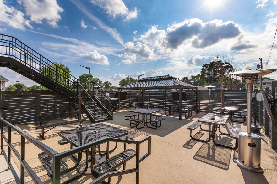 More Photos Of 9750 S Roberts Rd, Palos Hills Freestanding For Sale