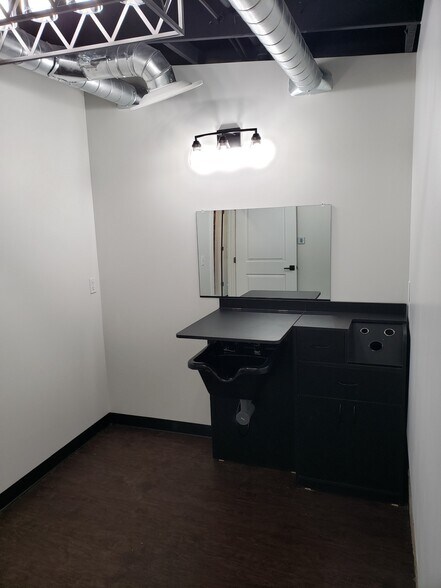 More Photos Of 737 NW 7th Ave, Camas Storefront Retail Office For Lease