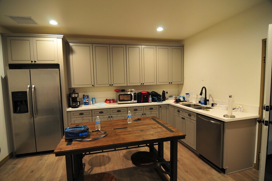 More Photos Of 9301 Jordan Ave, Chatsworth Warehouse For Lease