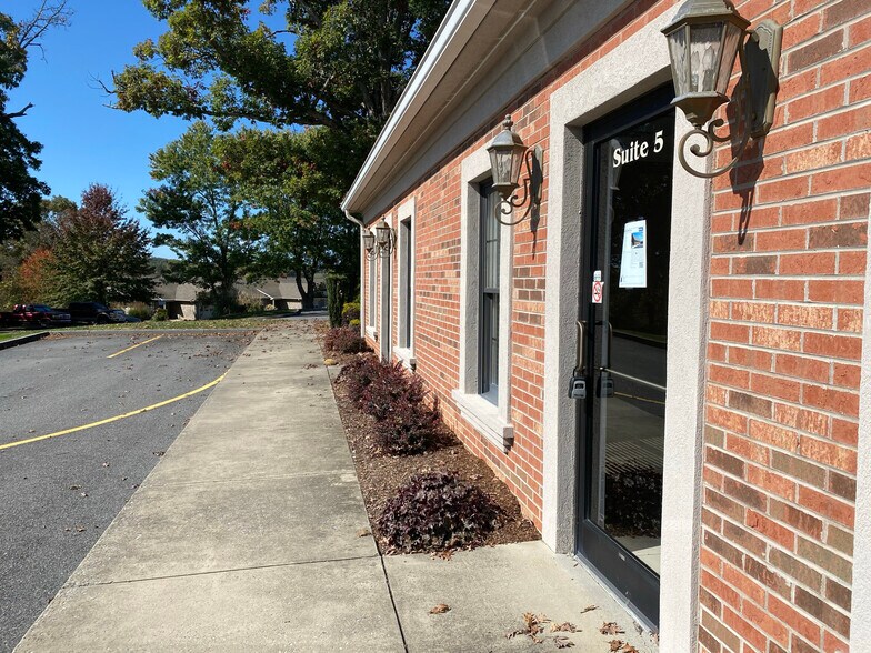More Photos Of 127 Bob Fitz Rd, Gray Medical For Lease