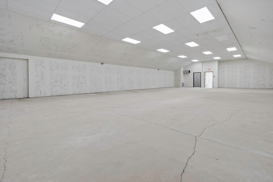 More Photos Of 4403-4411 SW 3rd St, Oklahoma City Showroom For Lease