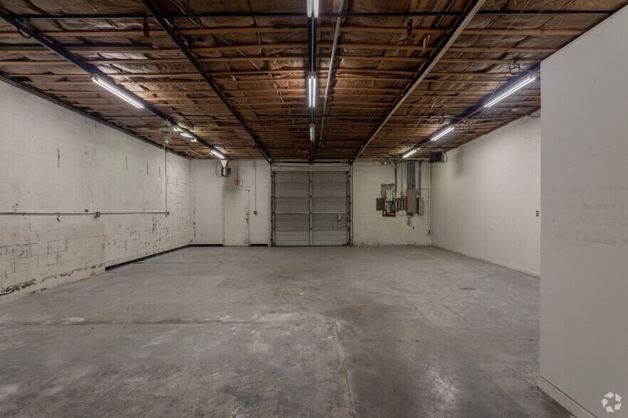 More Photos Of 5306-5346 Peters Creek Rd, Roanoke Showroom For Lease