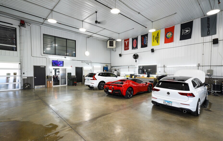 More Photos Of 2108-2260 Ferry Rd, Naperville Showroom For Sale