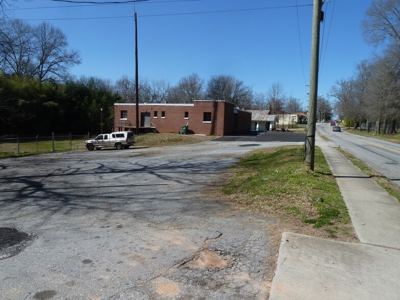 More Photos Of 910 Edgefield St, Greenwood Light Distribution For Sale