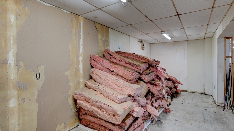 More Photos Of 2015 Payne st, Tell City Light Distribution For Sale