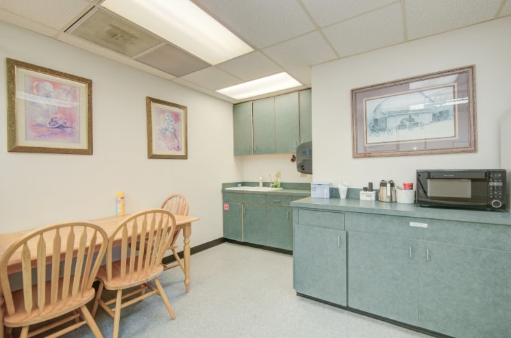 More Photos Of 102 Oak Park Dr, Clute Office For Sale