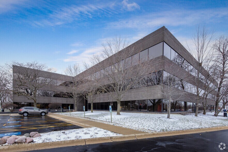 Primary Photo Of 3400 Dundee Rd, Northbrook Office For Lease