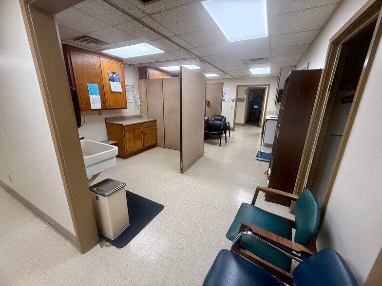 More Photos Of 1814 Hospital Dr, Jackson Healthcare For Sale