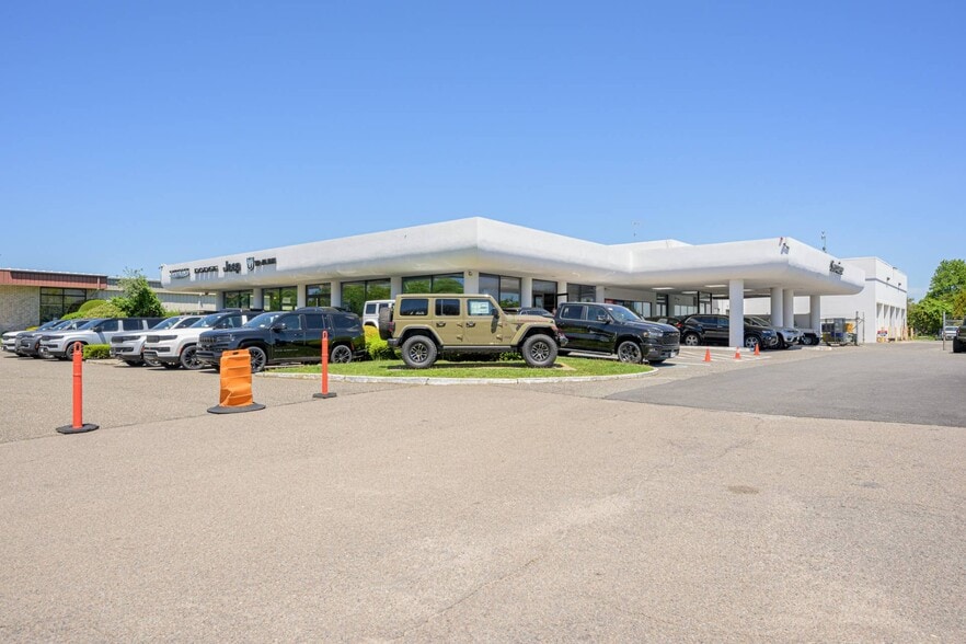 More Photos Of 691 County Road 39A, Southampton Auto Dealership For Lease