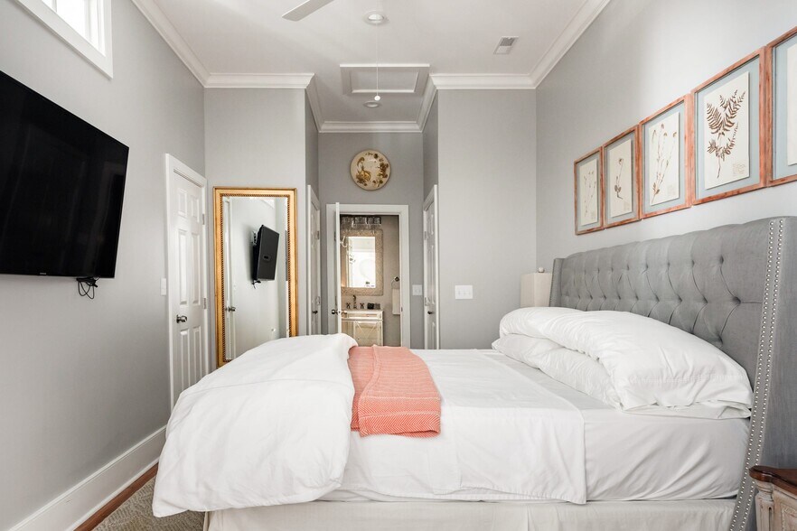 More Photos Of 344 King St, Charleston Storefront Retail Residential For Sale