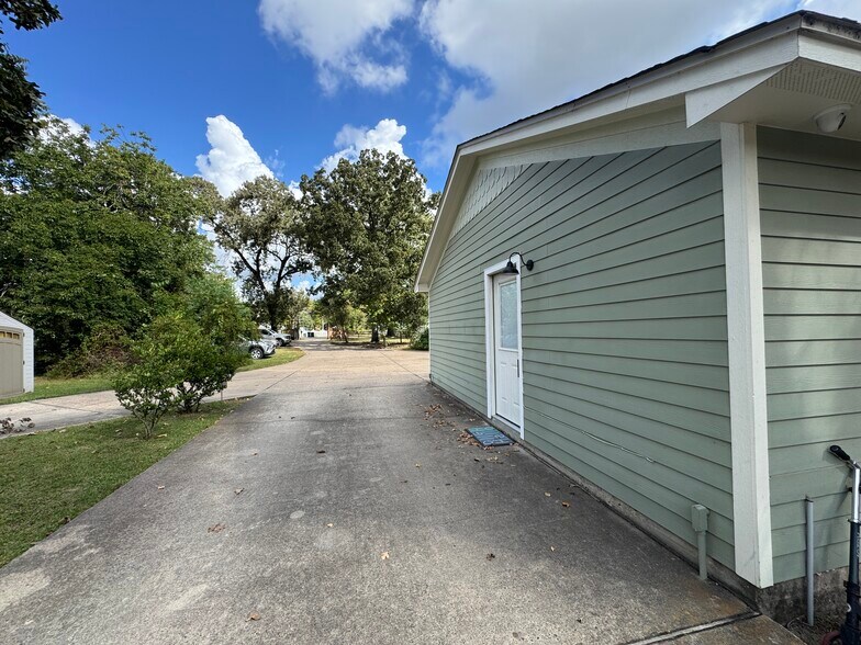 More Photos Of 8911 West Ln, Magnolia Office For Sale