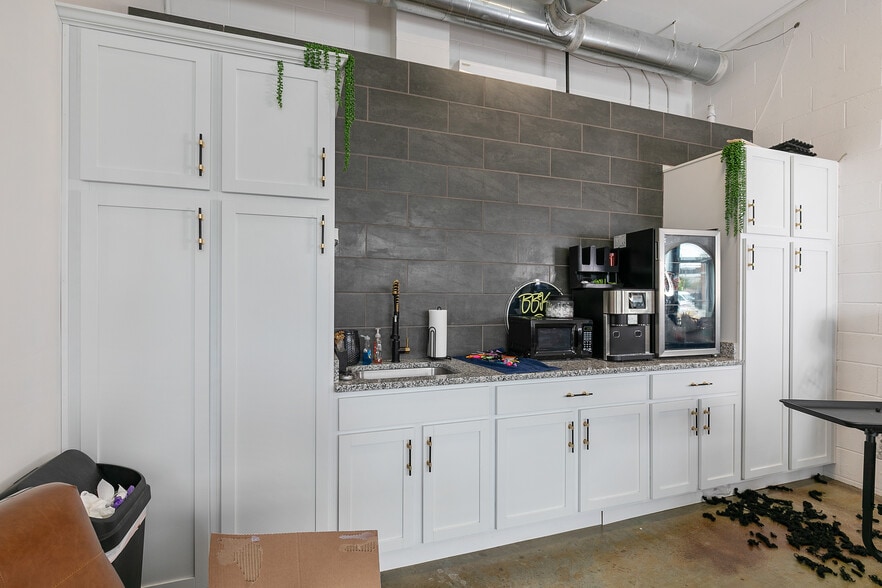 More Photos Of 1726 Altamont Ave, Richmond Warehouse For Lease