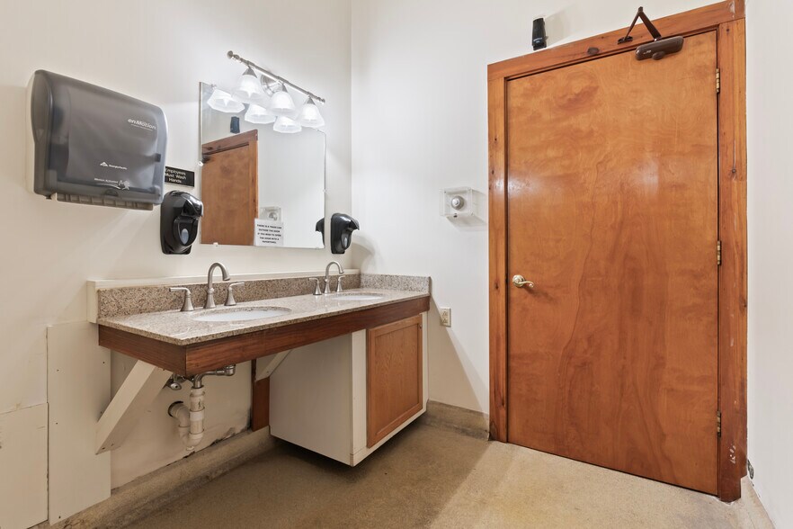 More Photos Of 52 Post Rd, Wells Restaurant For Sale