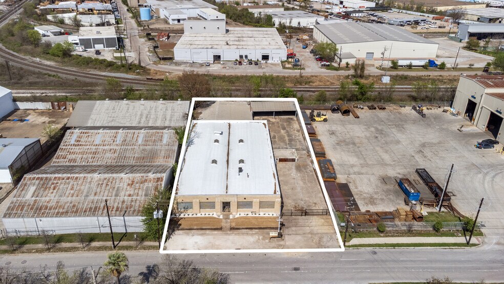 More Photos Of 5611 Clinton Dr, Houston Warehouse For Lease