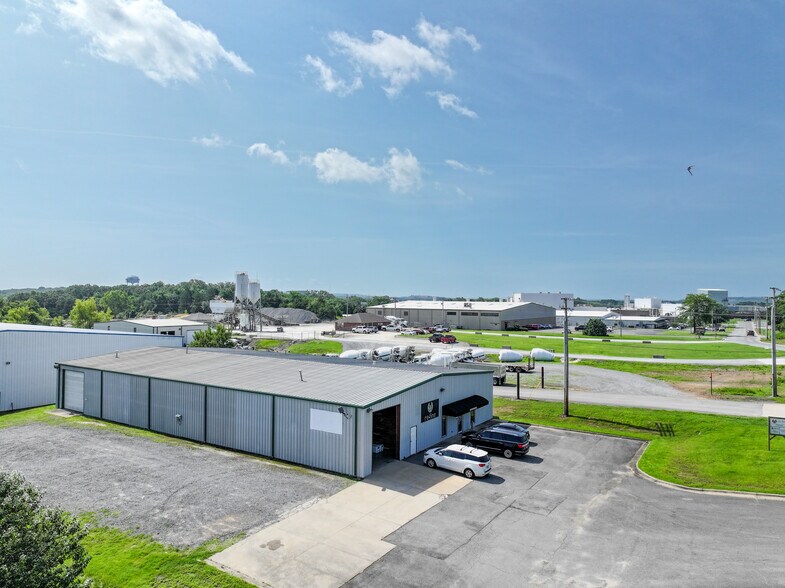 More Photos Of 170 Exchange Ave, Conway Warehouse For Lease