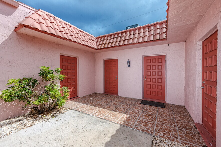 More Photos Of 6449 38th Ave, Saint Petersburg Medical For Lease