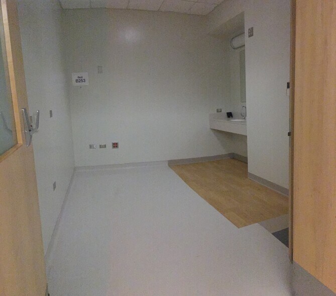 More Photos Of 901-934 Center St, Elgin Hospital For Sale