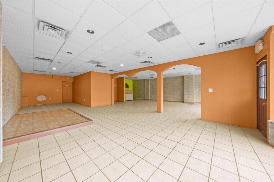 More Photos Of 358-368 W Jefferson St, Joliet General Retail For Sale