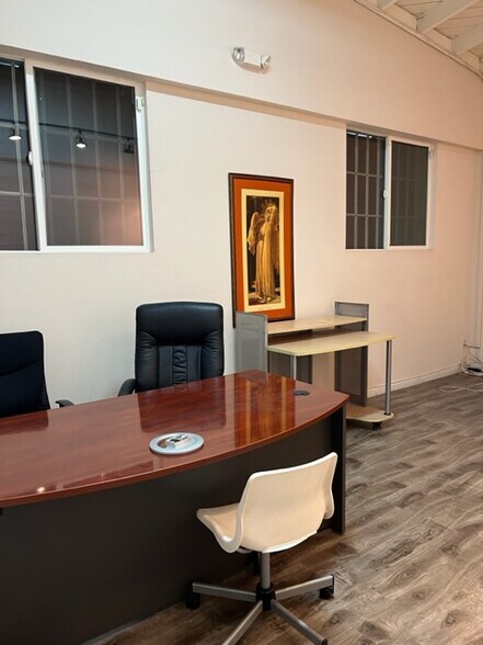 More Photos Of 1329-1333 Santee St, Los Angeles Storefront For Lease