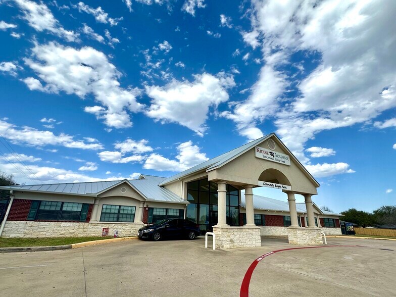 Primary Photo Of 1301 N Lakeline Blvd, Cedar Park Schools For Lease