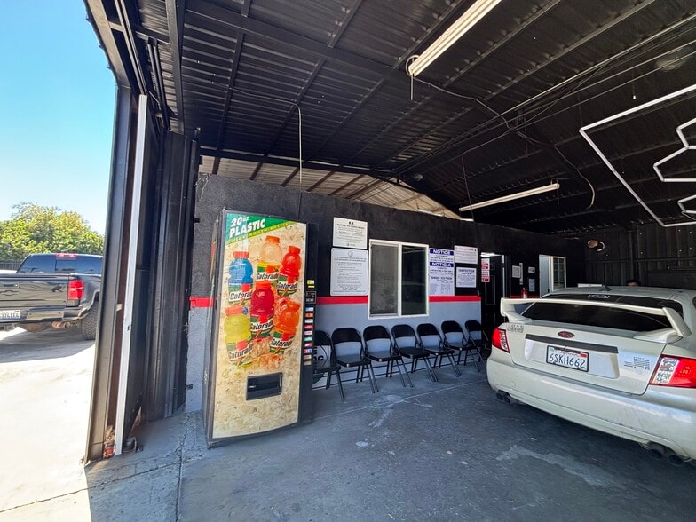 More Photos Of 561 N Palm Ave, Hemet Service For Sale