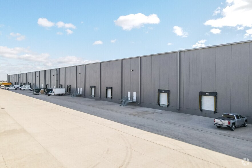 More Photos Of 200 SE 37th St, Grimes Distribution For Lease