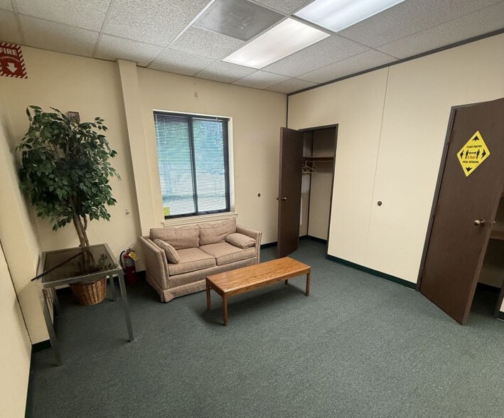 More Photos Of 10 Capital Dr, Wallingford Manufacturing For Lease