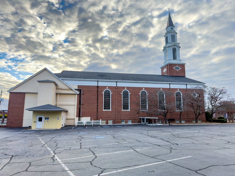 More Photos Of 634 Main St, Forest Park Flex For Sale