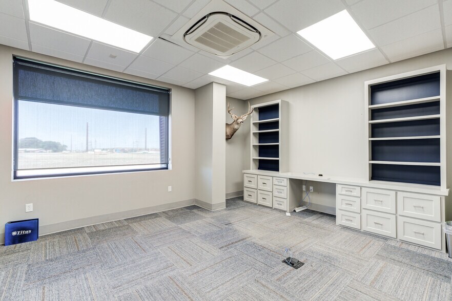 More Photos Of 2405 114th St, Lubbock Office For Sale
