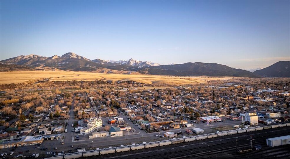 More Photos Of 924 E Park St, Livingston Apartments For Sale