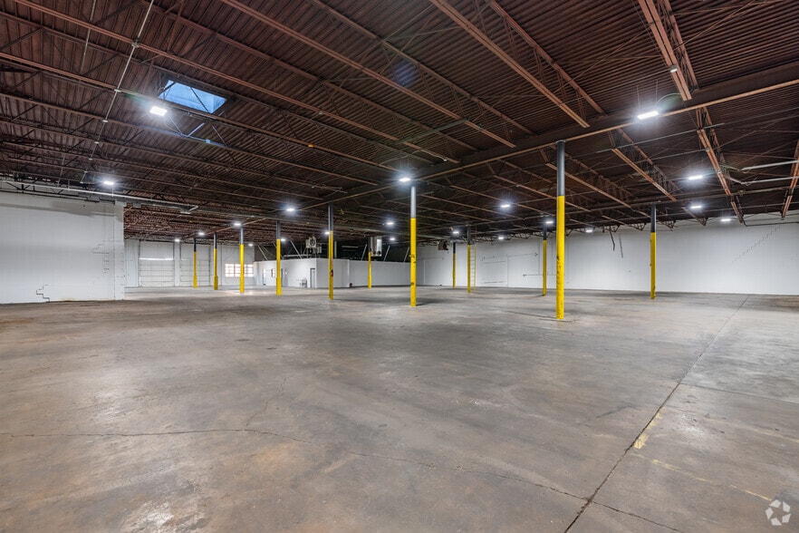 More Photos Of 712-740 W Mockingbird Ln, Dallas Warehouse For Lease