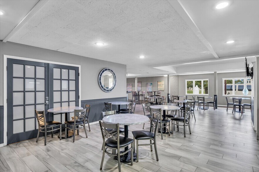 More Photos Of 1907 N Cunningham Ave, Urbana Hotel For Sale