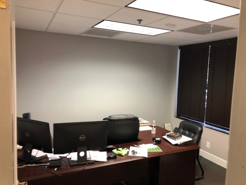 More Photos Of 10180 Riverside Dr, Palm Beach Gardens Warehouse For Lease