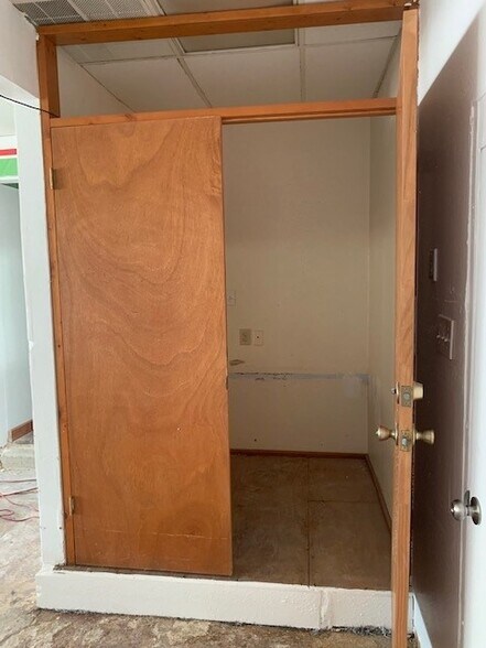 More Photos Of 2706 Samuell Blvd, Dallas Storefront For Lease
