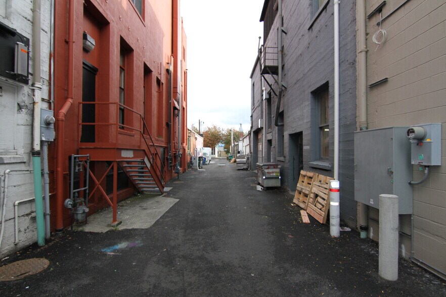 More Photos Of 1411 Railroad Ave, Bellingham Storefront For Lease