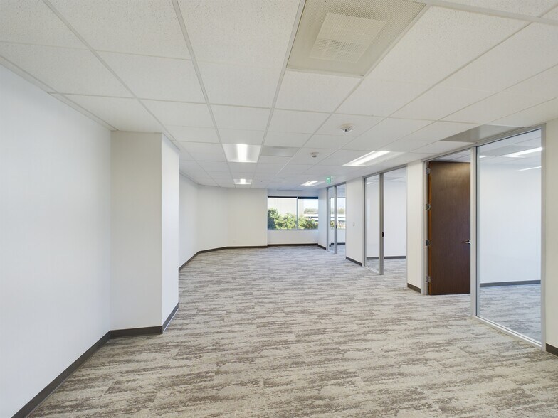 More Photos Of 1250 W Mockingbird Ln, Dallas Office For Lease