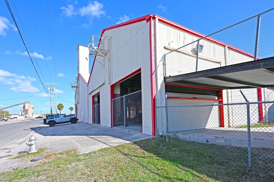 More Photos Of 1123 Bowie St, Seguin Warehouse For Sale