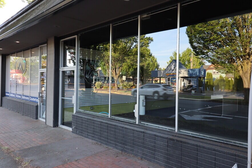 More Photos Of 1071-1073 Commercial St SE, Salem Storefront For Lease